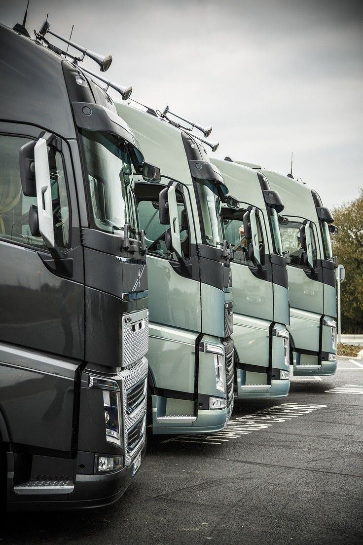 Rekke med nye Volvo-trekkvogner