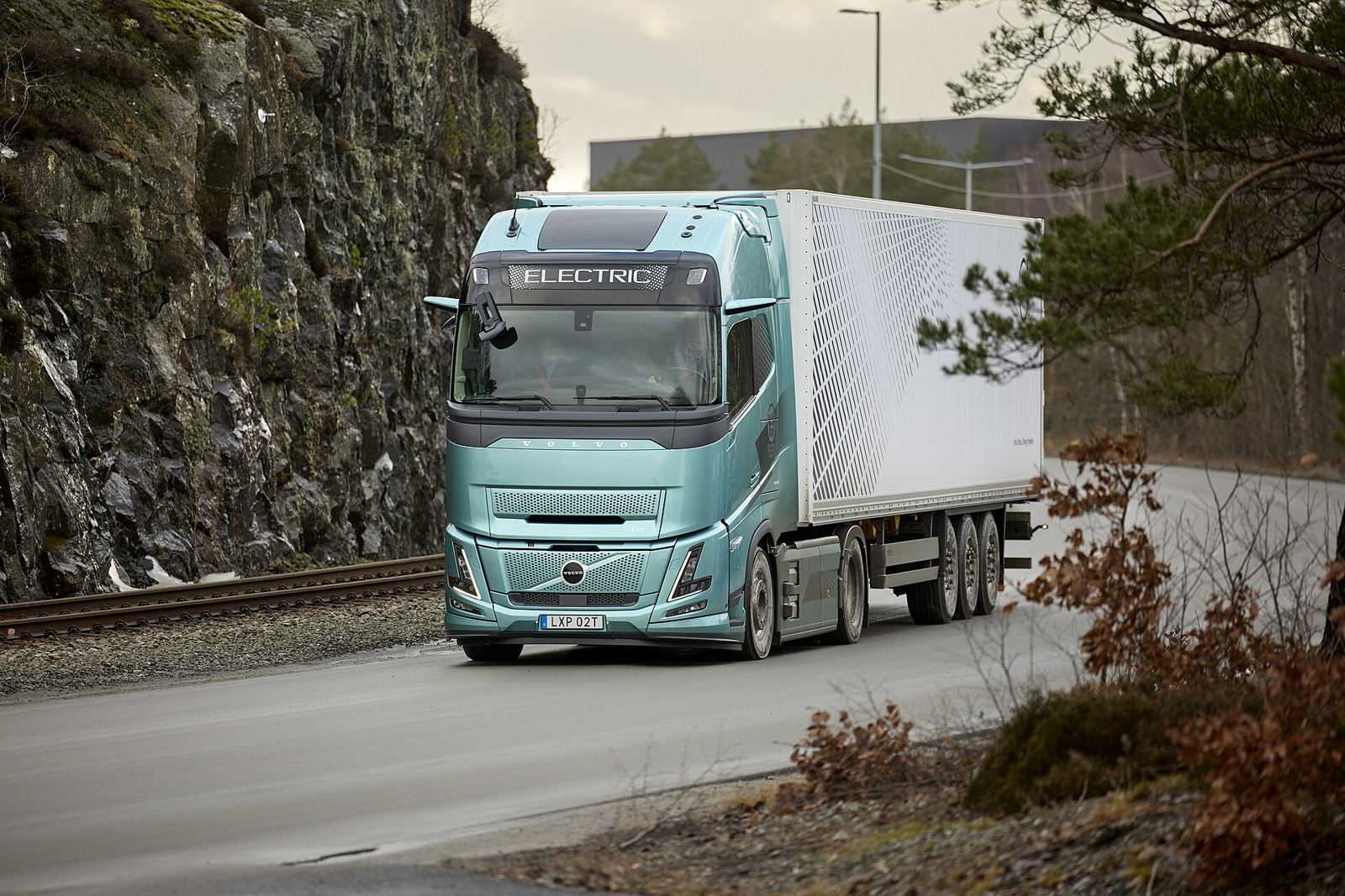 Elektrisk Volvo FH Aero med trailer på landevei